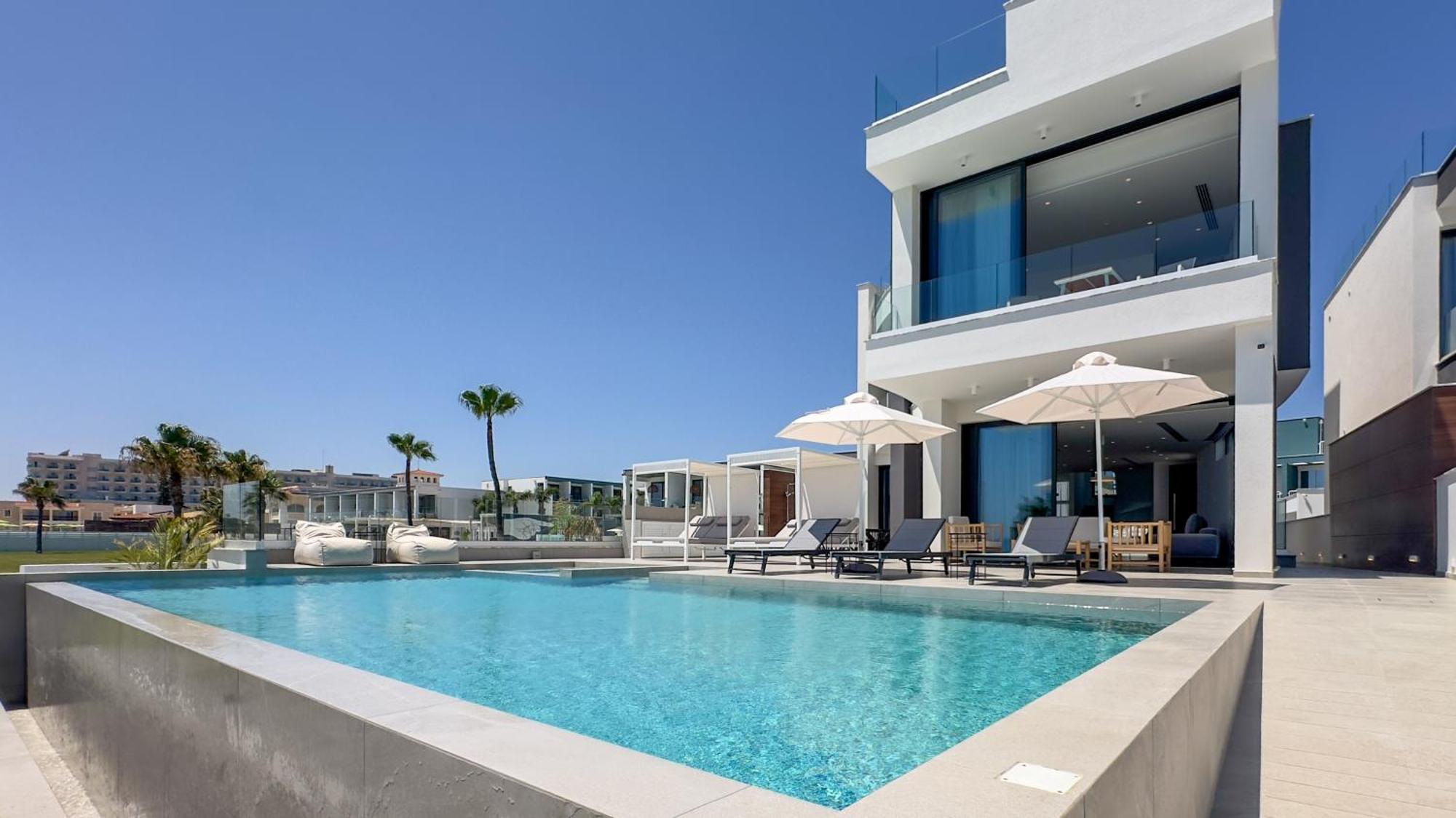 Villa Aqua Beachfront - 2