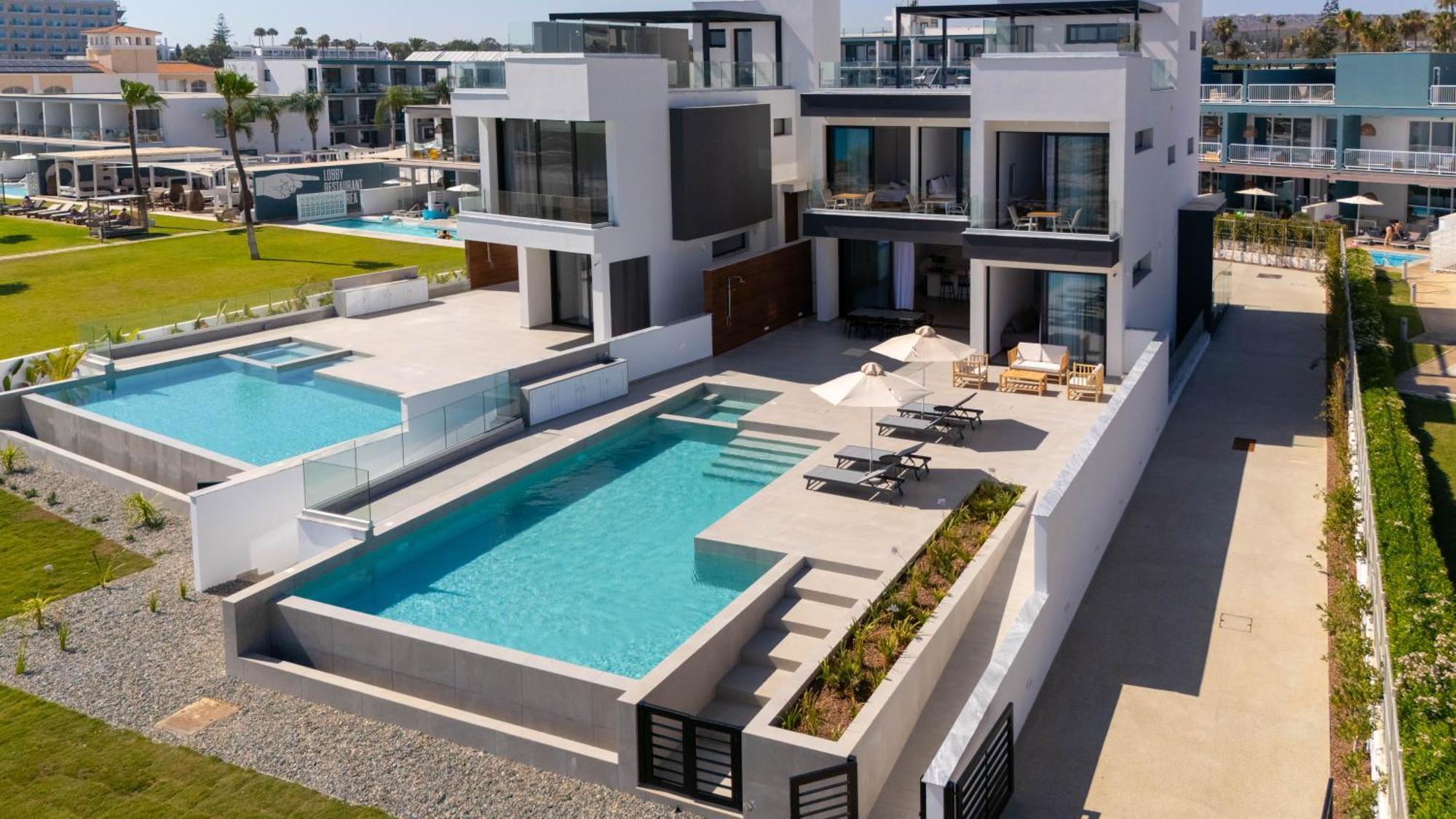 Aqua Beachfront - 1 Pousada