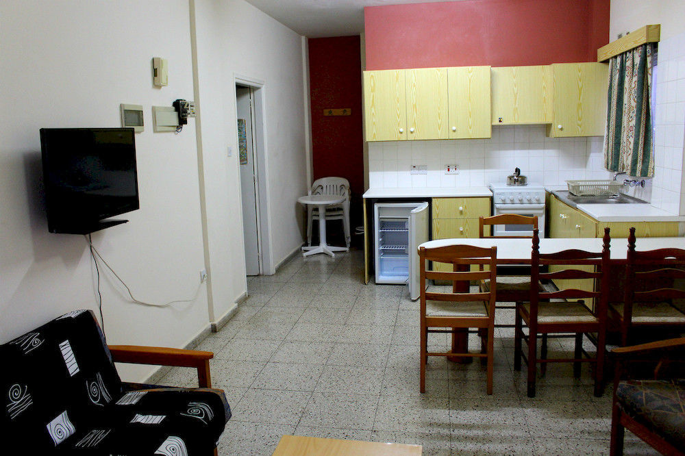 Kaos Aparthotel 2*