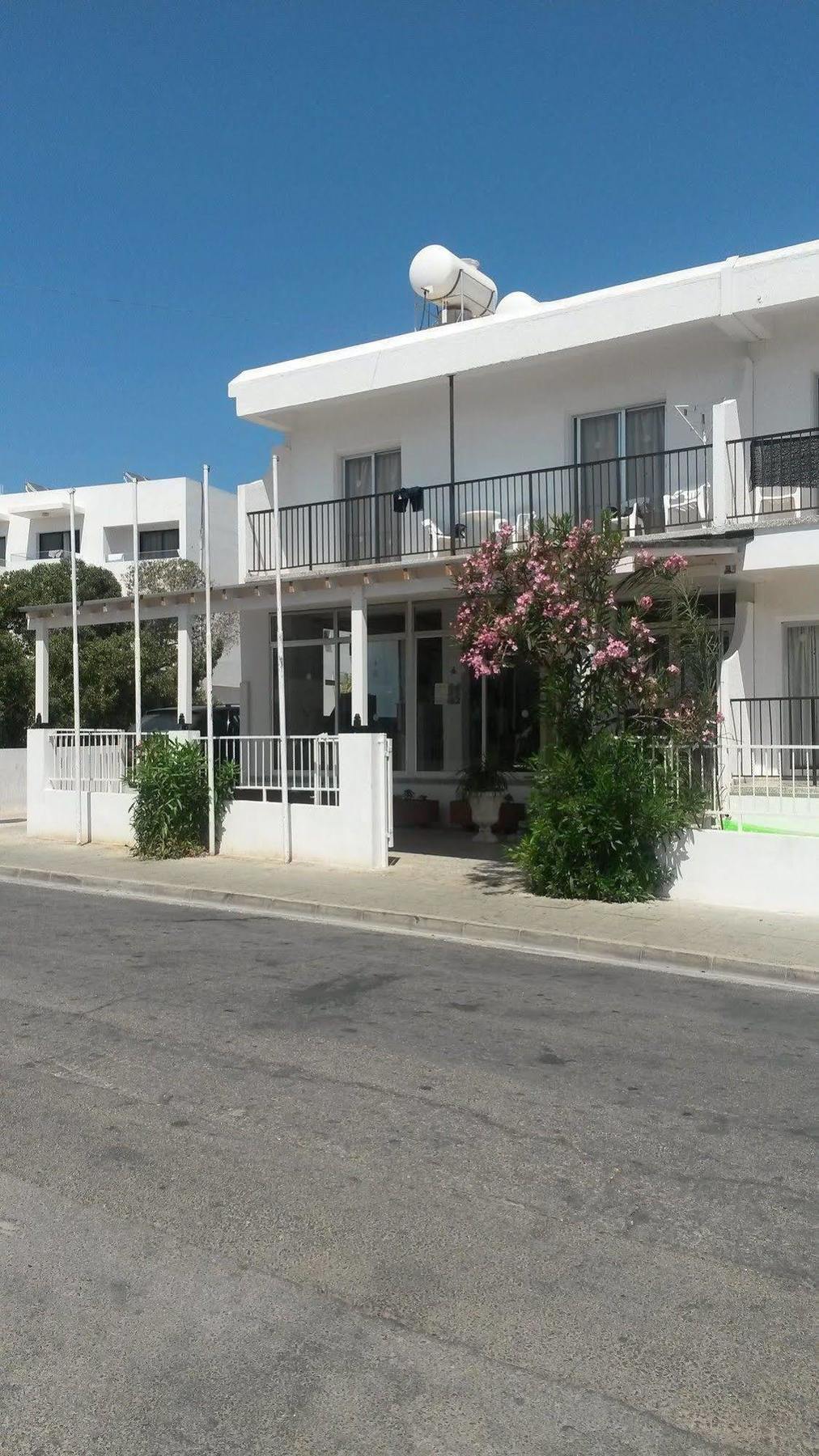 Aparthotel Pavlinia &
