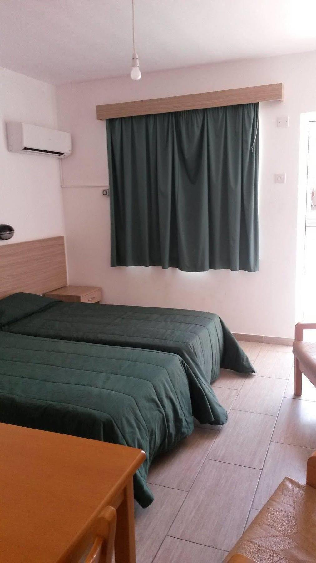 Pavlinia & Aparthotel 3*