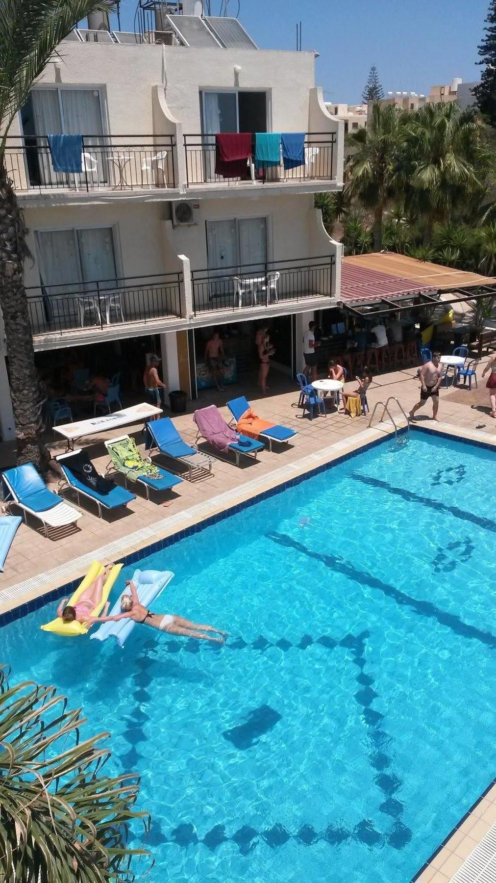 Pavlinia & Aparthotel 3*