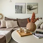 Phaedrus Living: City View Fountain Court 113