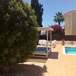 Summer Breeze - Cheerful 2 Bedroom Villa With Pool