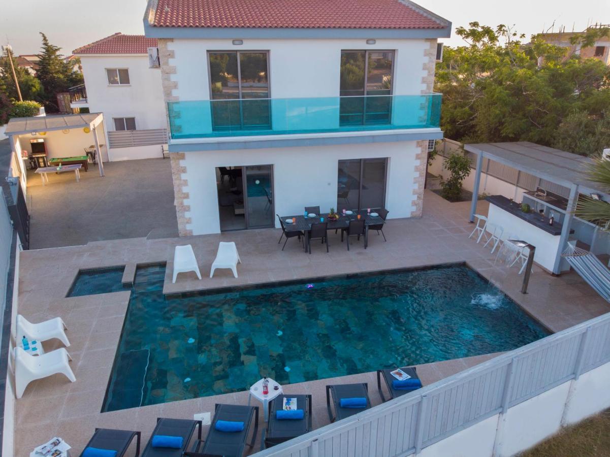 Ruby Yiasemina Villa *