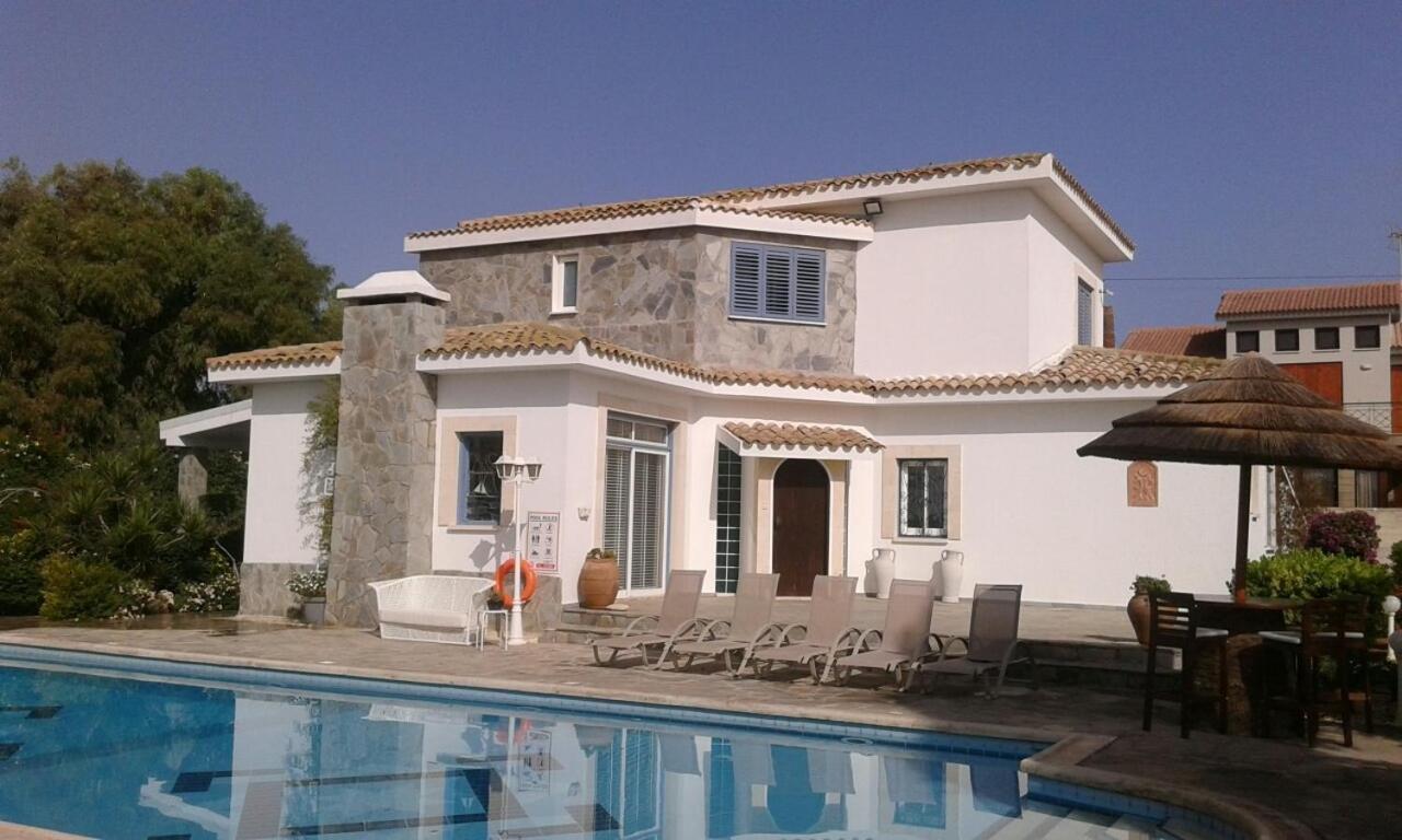 In With A Pool! Villa