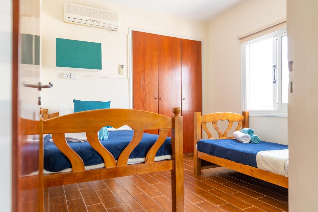 Gold Feathers Apartment