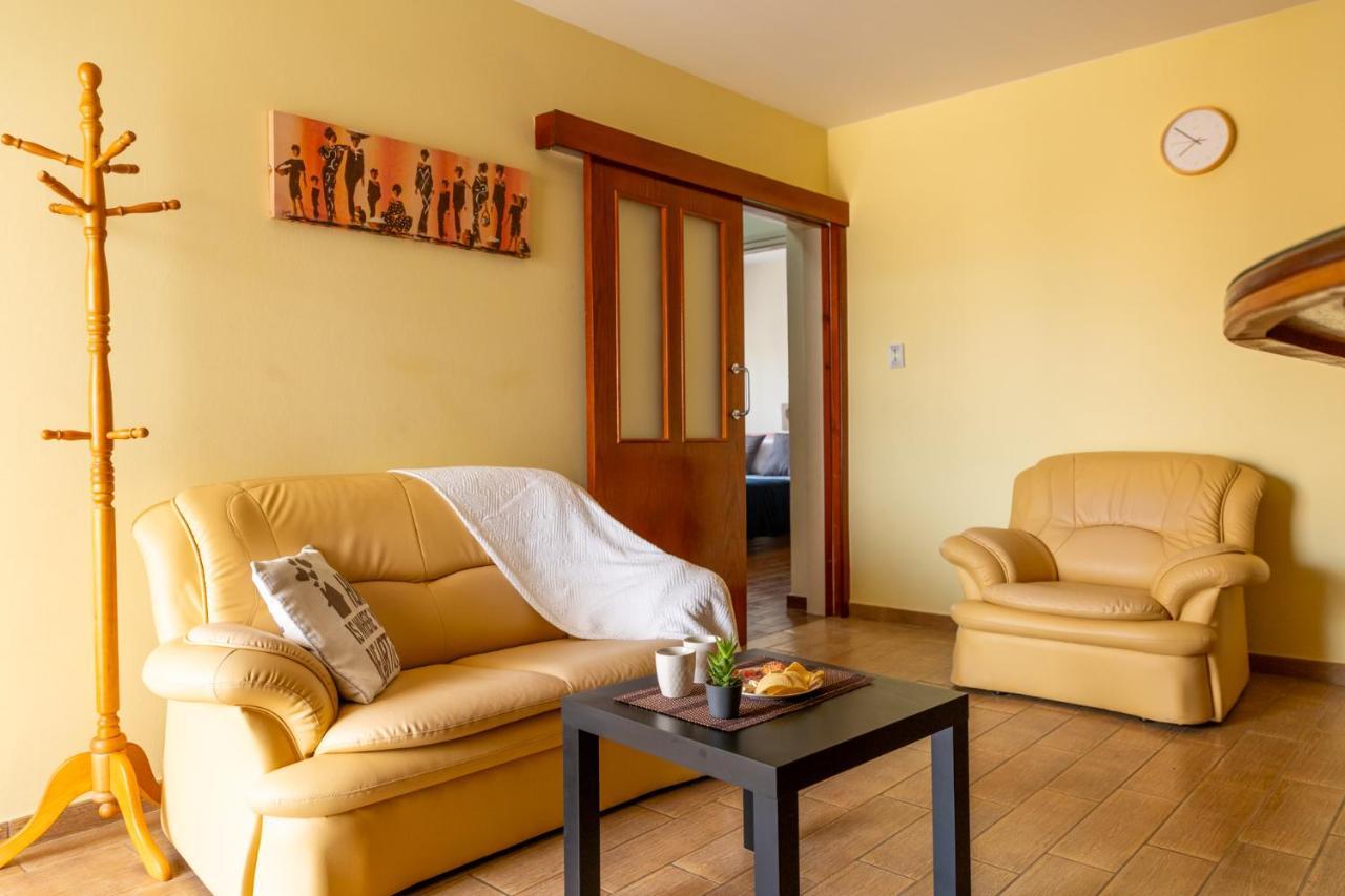 Gold Feathers Apartment