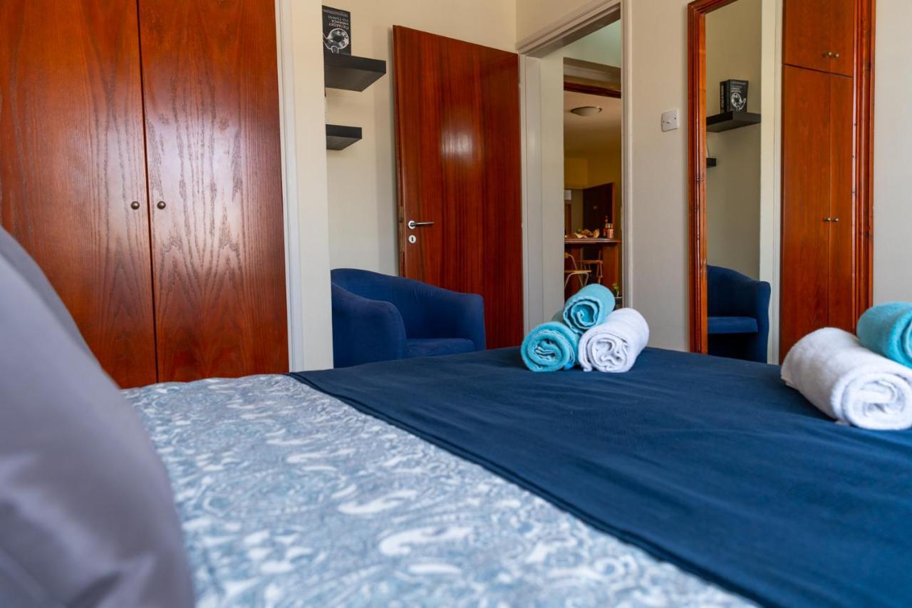 Gold Feathers Apartment *