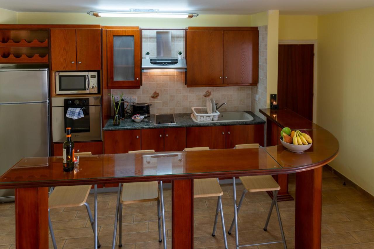 Apartment Gold Feathers *