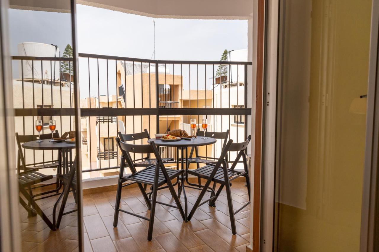 Gold Feathers Apartment *
