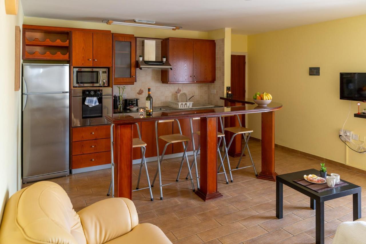 Gold Feathers Apartment