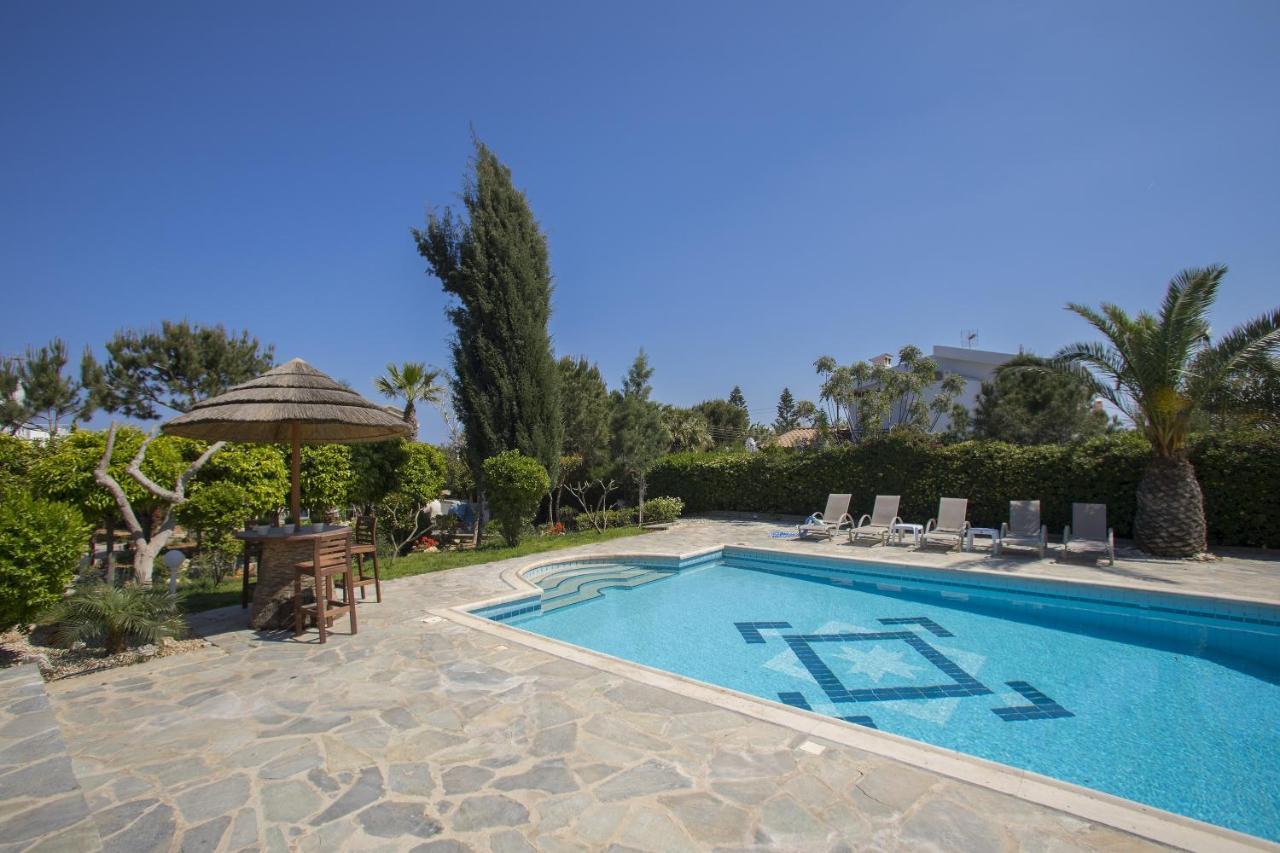 Villa In With A Pool!