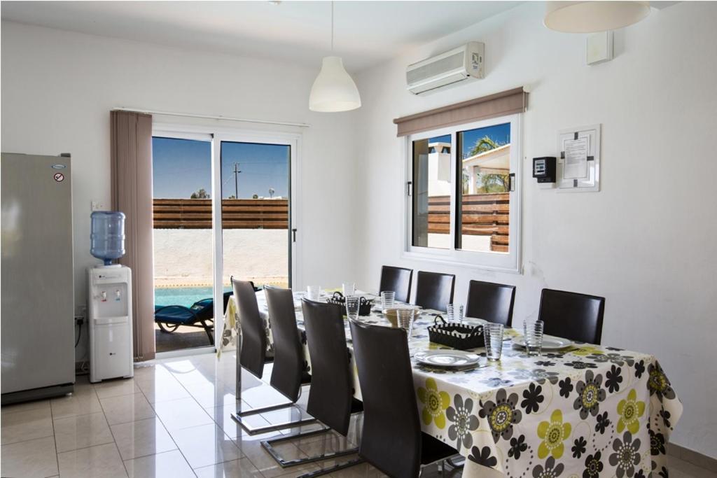 Villa Carilisto Big 4 Bedrooms In Center Of Ayia Napa