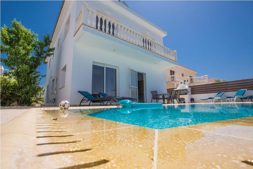 Villa Carilisto Big 4 Bedrooms In Center Of Ayia Napa