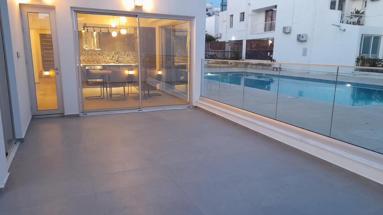 Sky On The Pool *