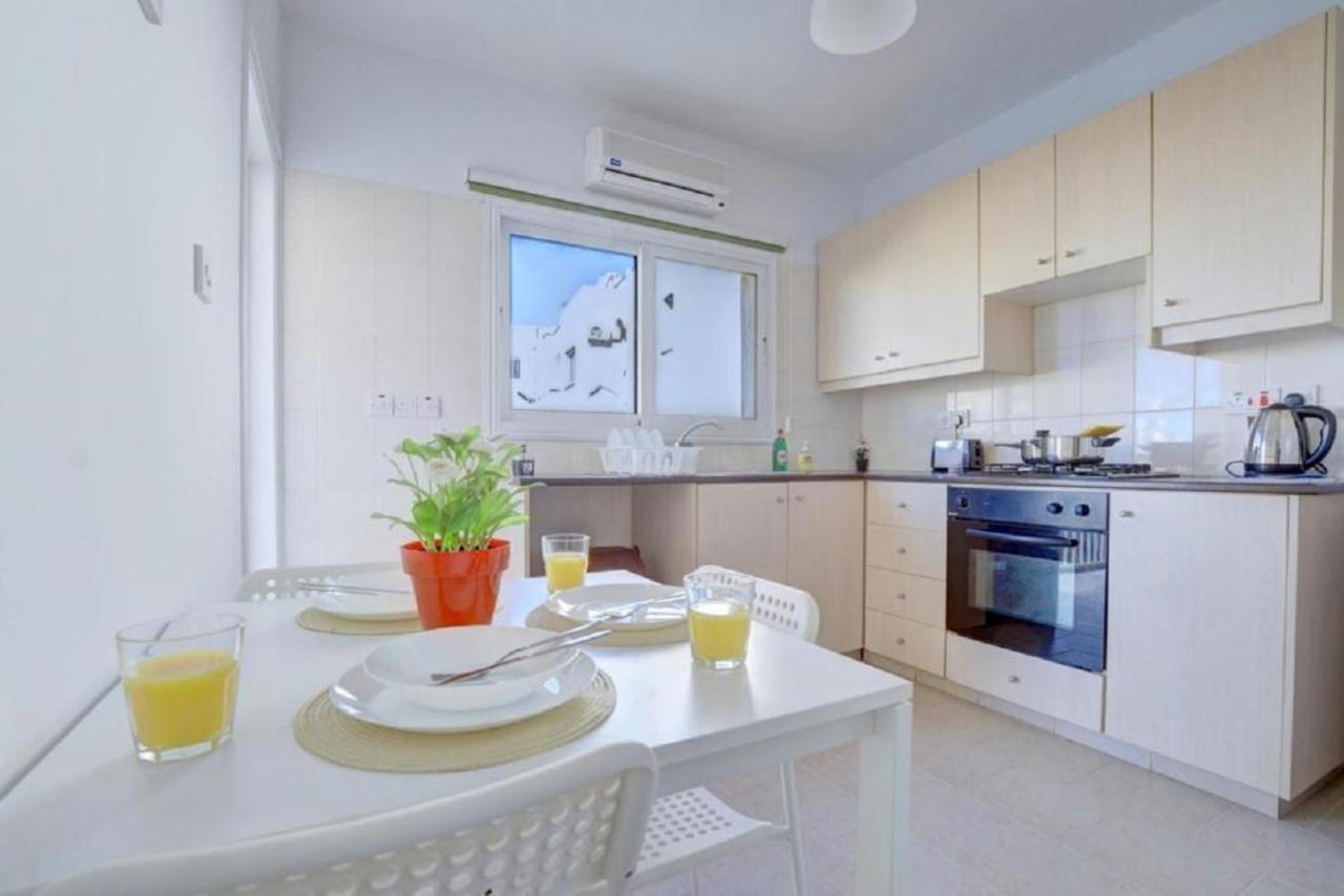 Nicolas 's Place *