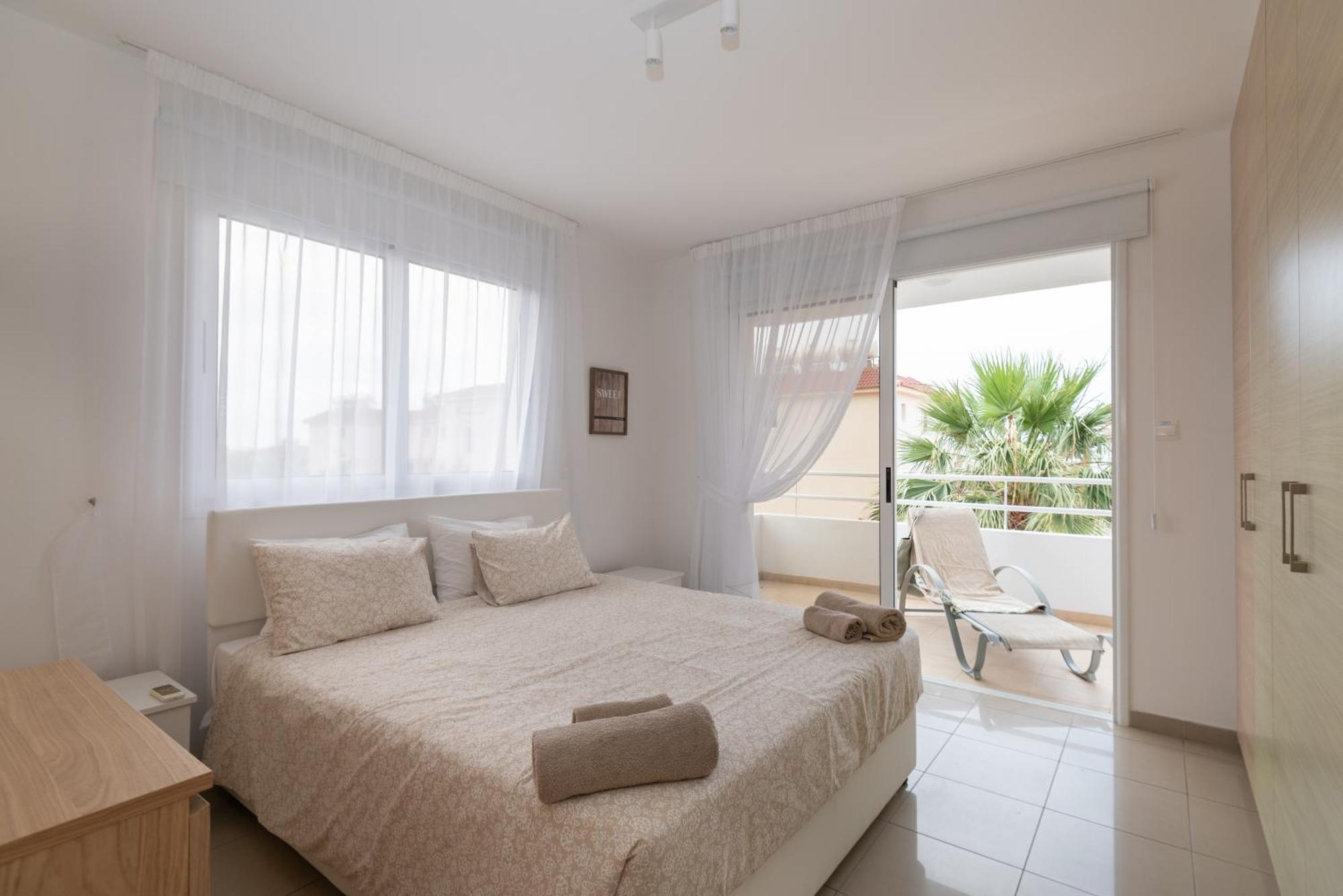 Narcissos 'nissi Beach' A8