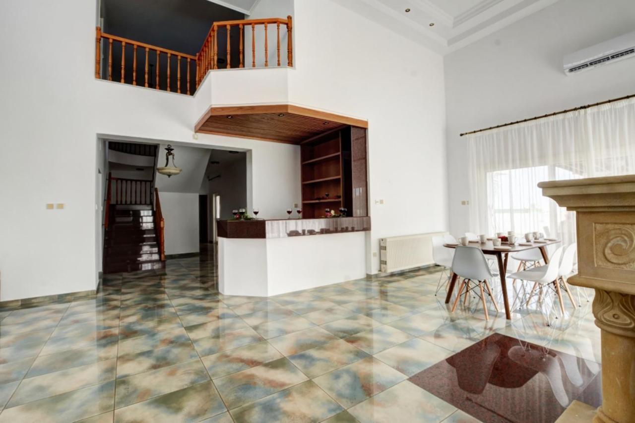Chrisi Villa