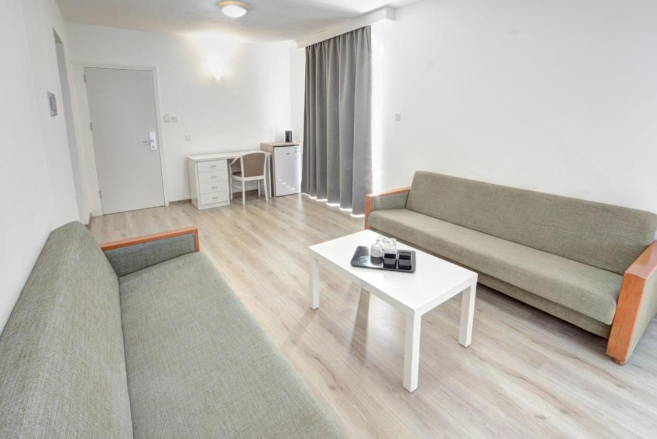Barbara Apts Aparthotel