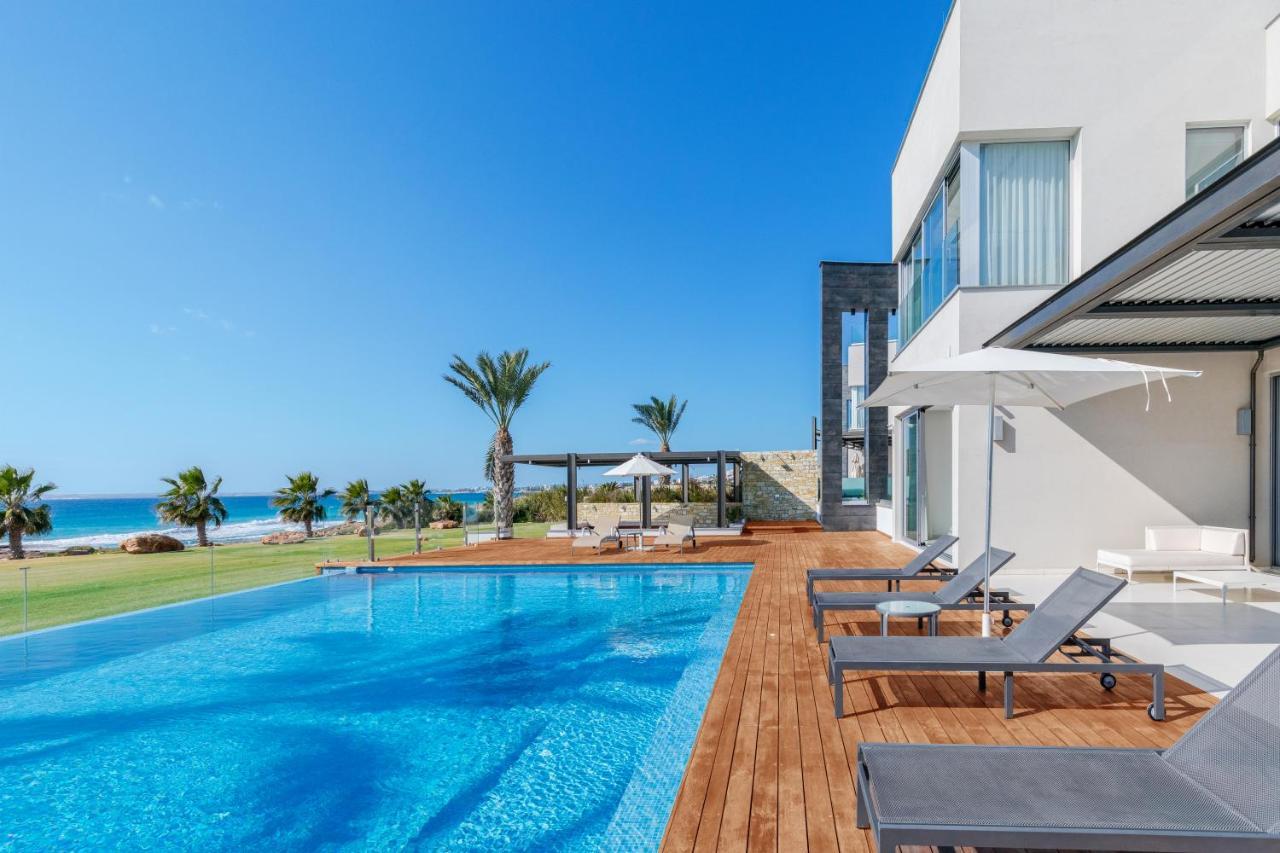 Villa Beachfront Luxury Glory *