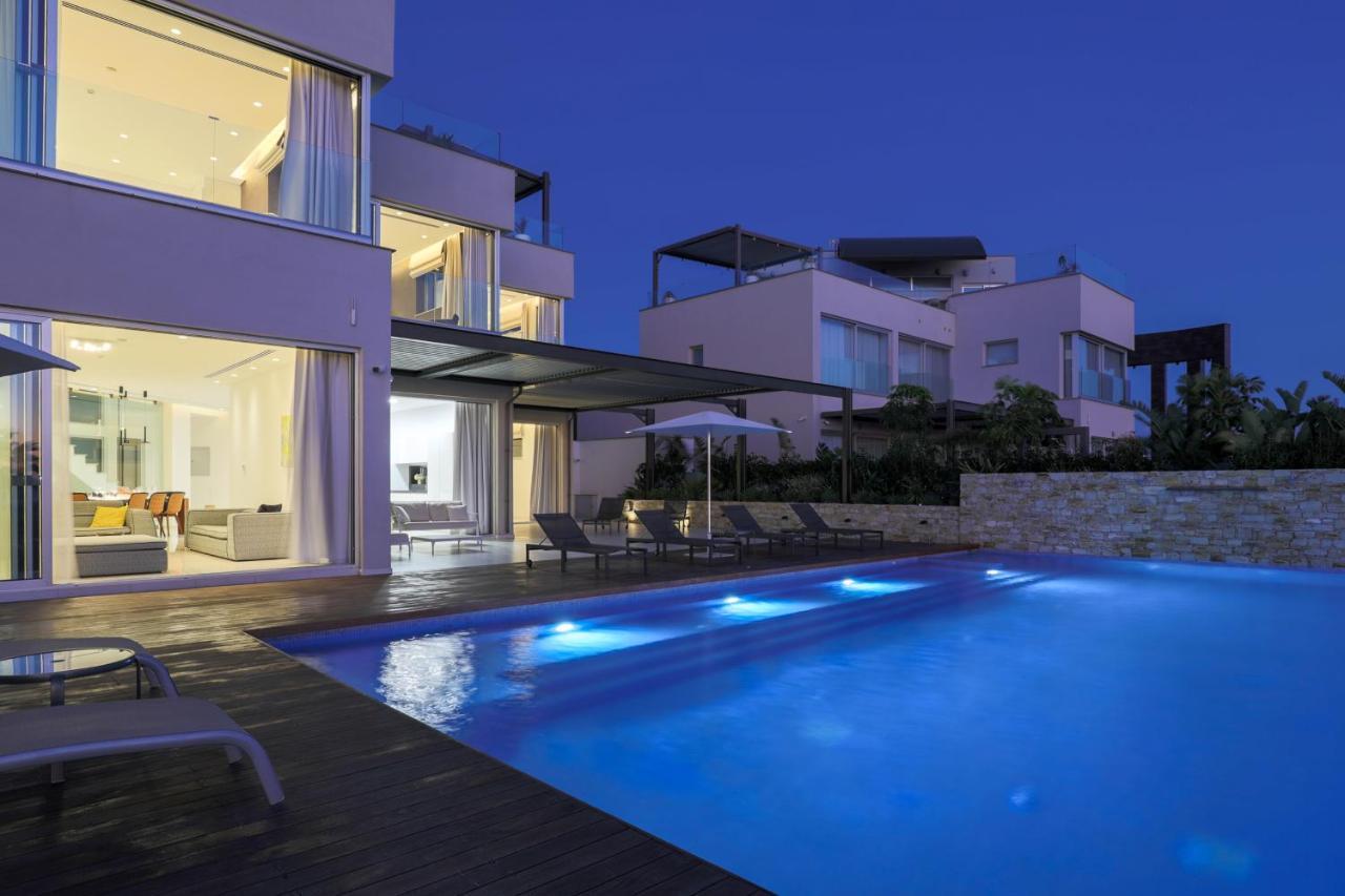 Villa Beachfront Luxury Glory *