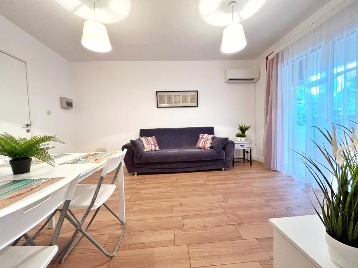 Central 2 Bedroom Apt Terrace And Pool Apartment