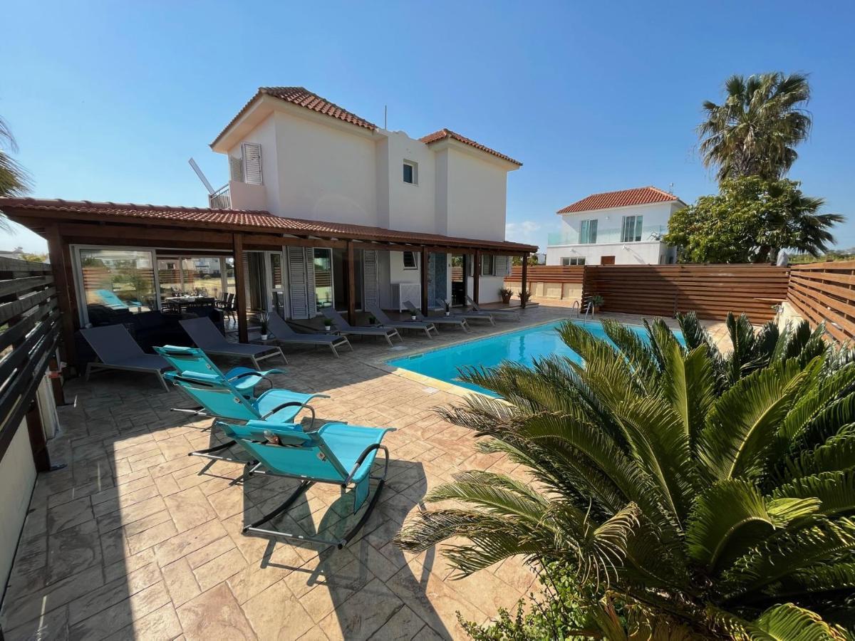 Tarracotta 4 Bedroom, Near Villa
