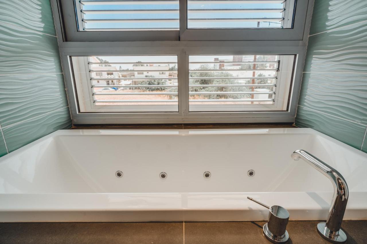 Villa In Style In Modern 3 Bedroom Near Nissi & Square *