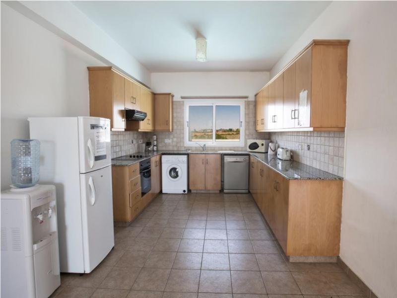 Carilisto Big 4 Bedrooms In Center Of Villa