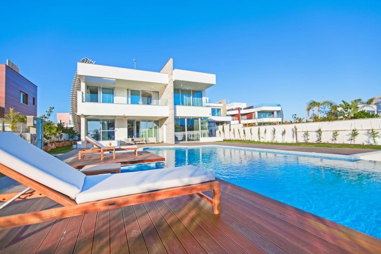 Vivo Mare Beachfront - Emerald Villa