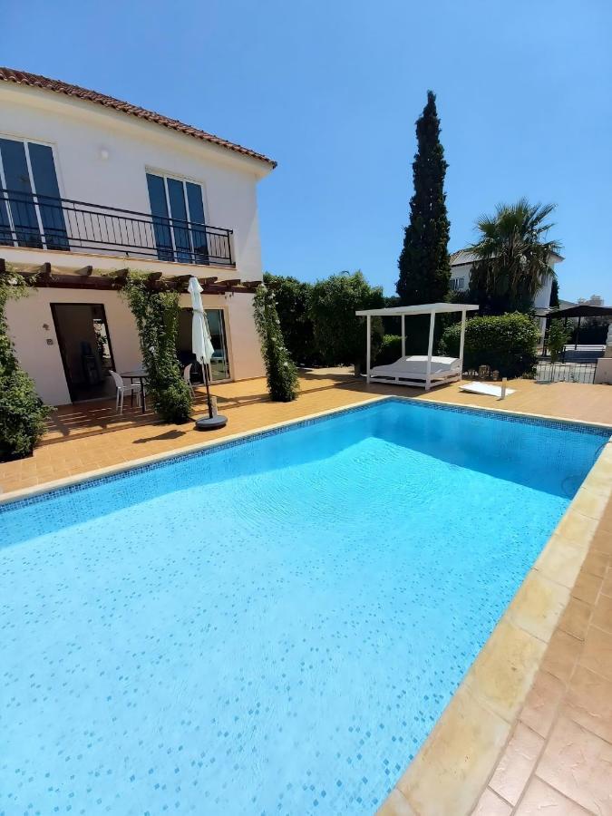 Summer Breeze - Cheerful 2 Bedroom With Pool Pousada