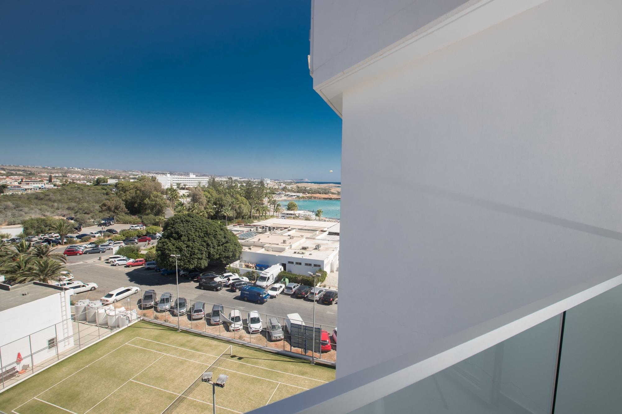 Vassos Nissi & Hotel 4*