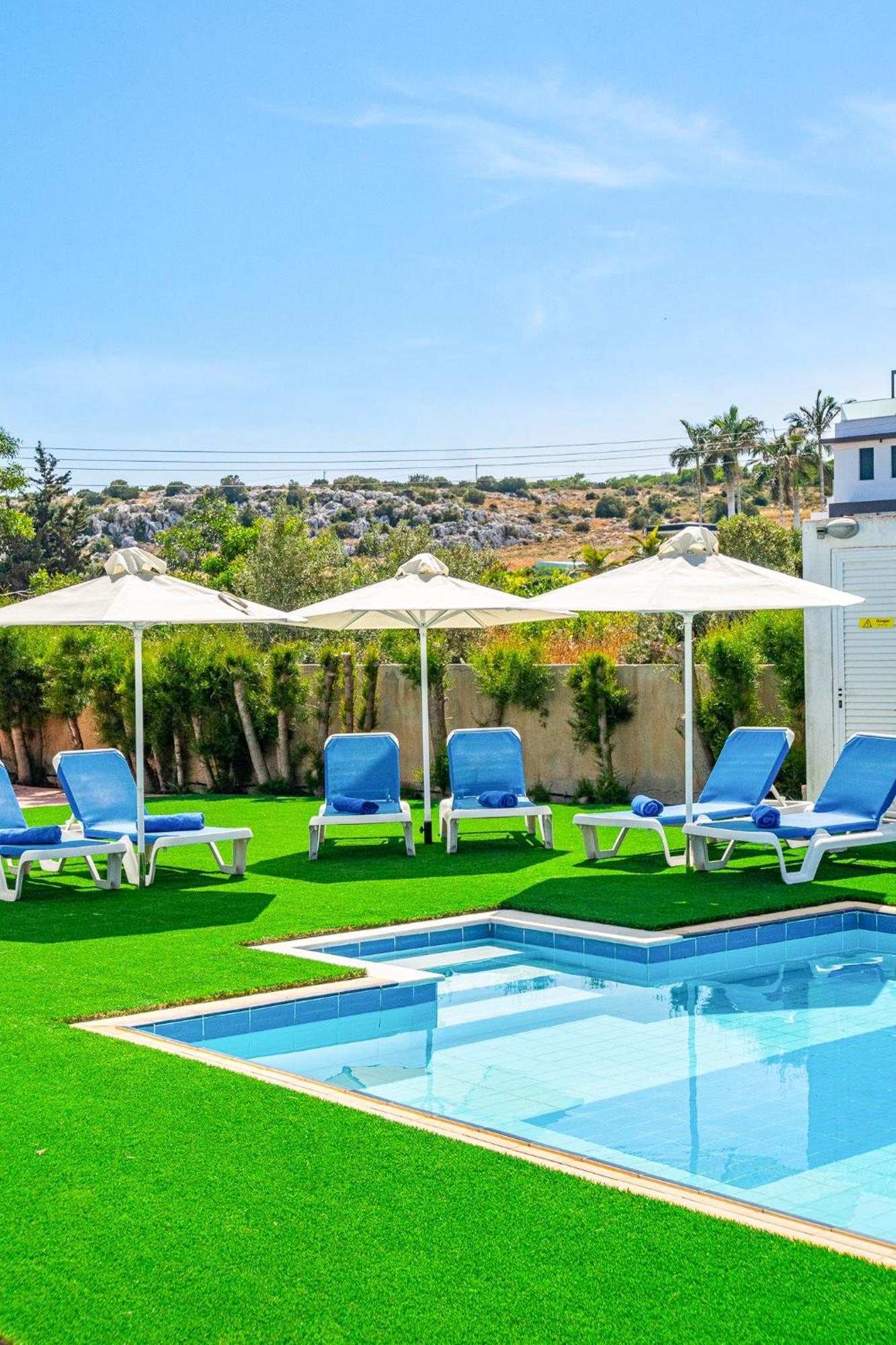 Varvara's * Agia Napa