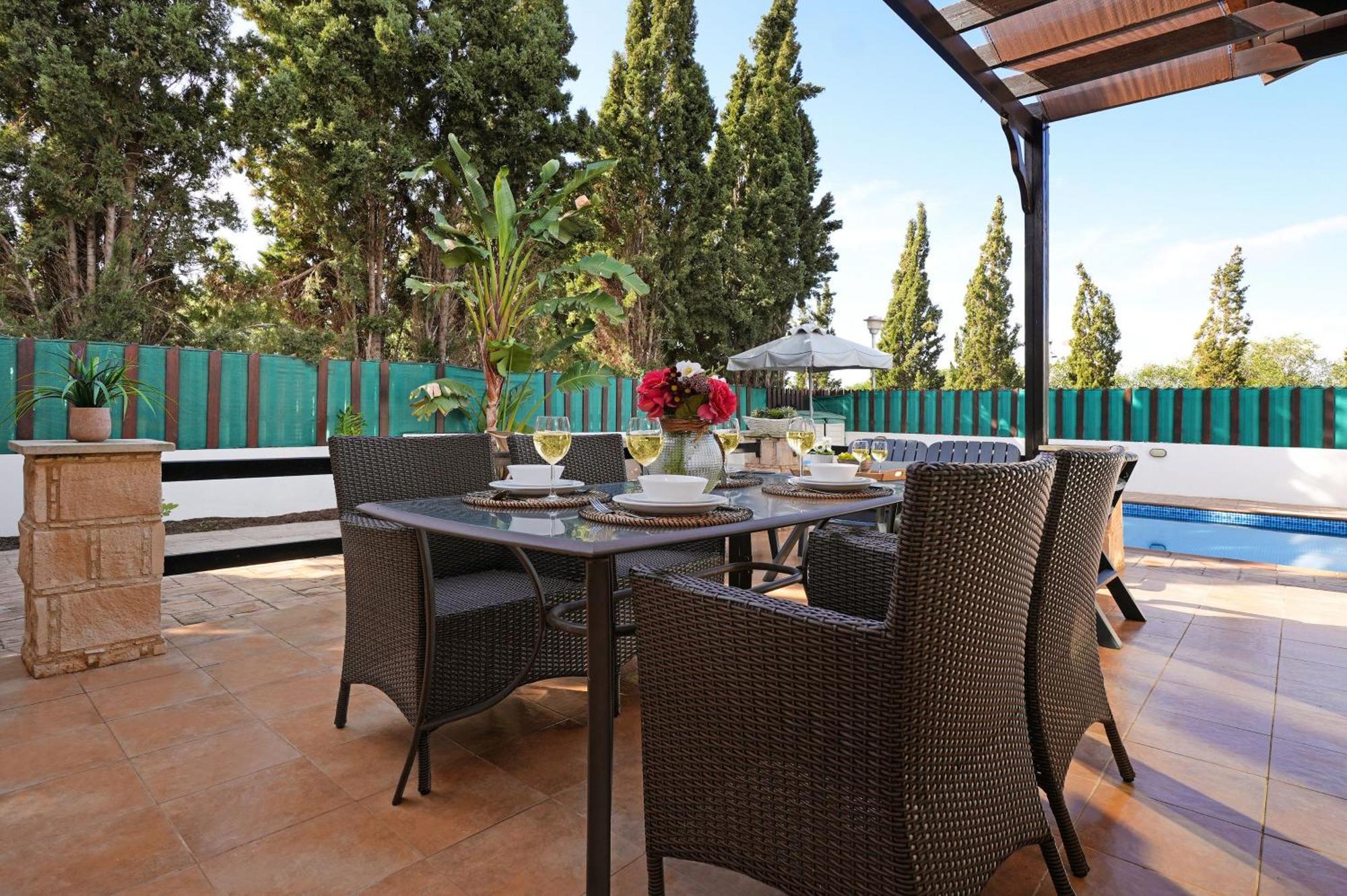 Anthia - 2bed With Large Pool Holiday home *