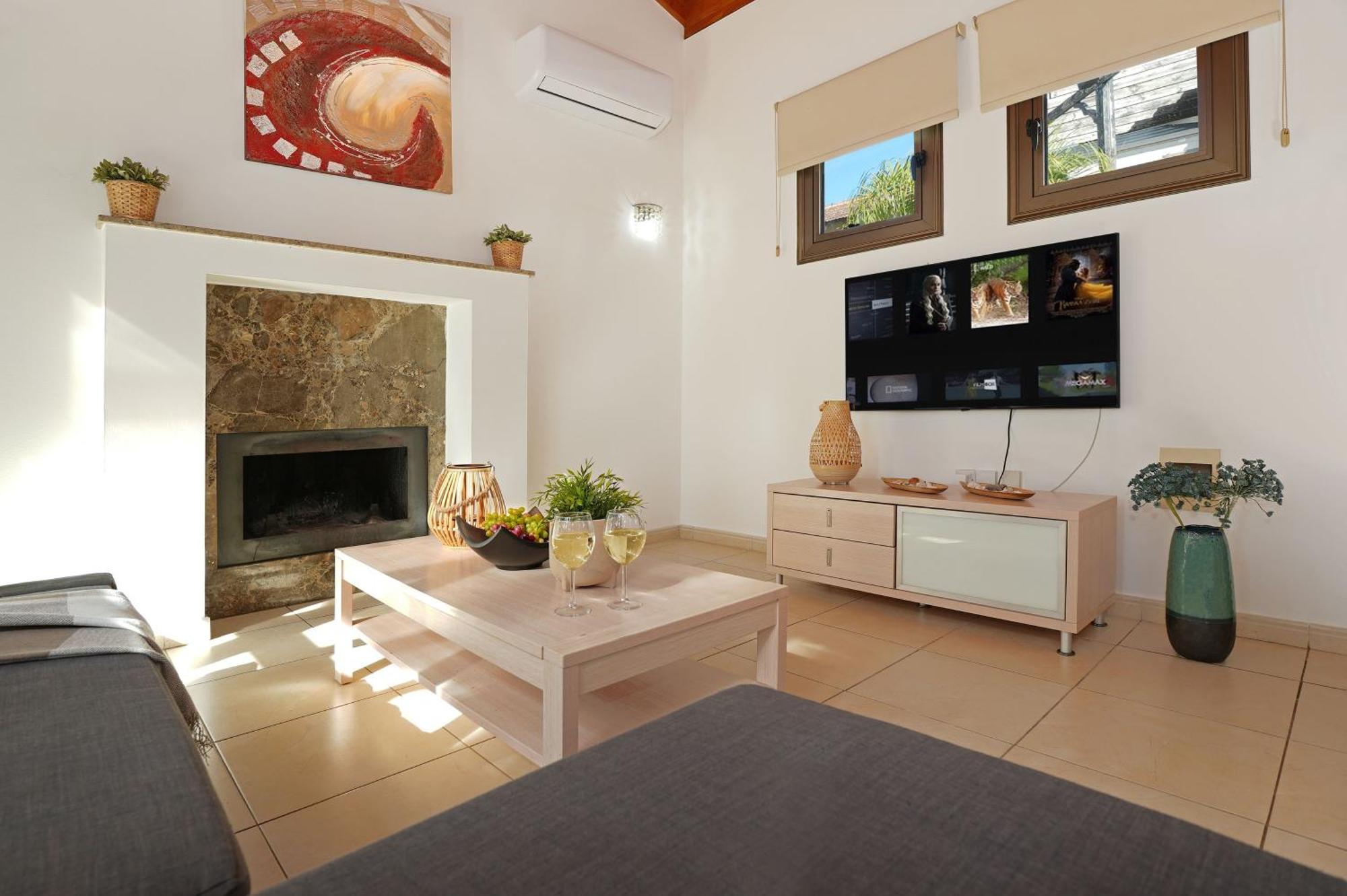 Anthia - 2bed With Large Pool Holiday home