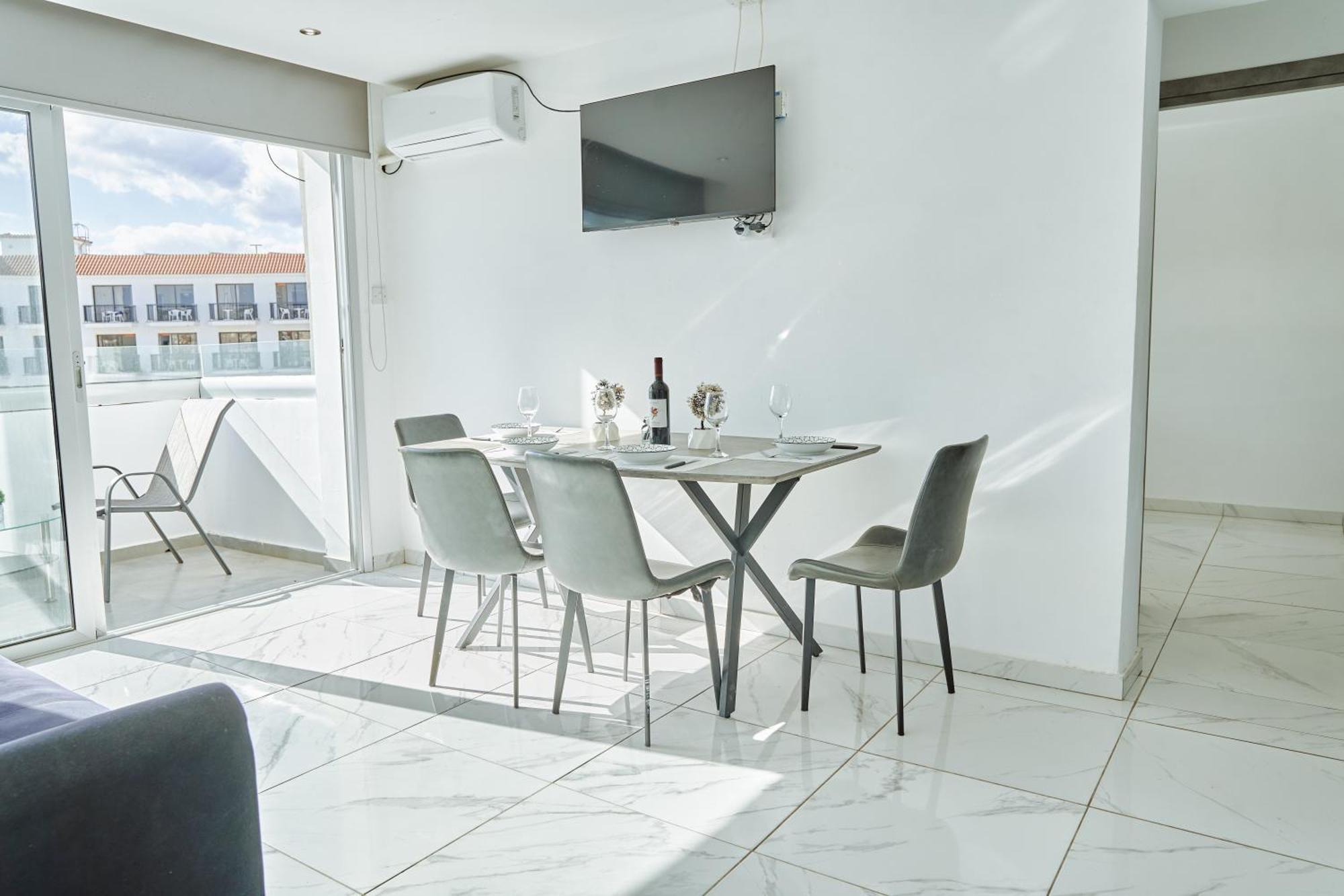 Nissi Avenue Aparthotel