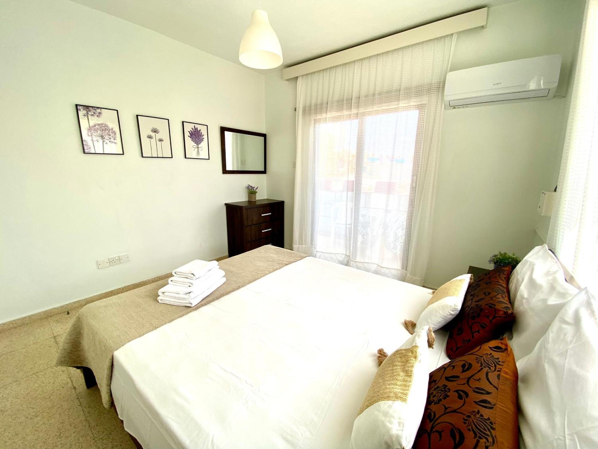 Apt On The Street Of Bars&nightclubs In 11 Apartment *