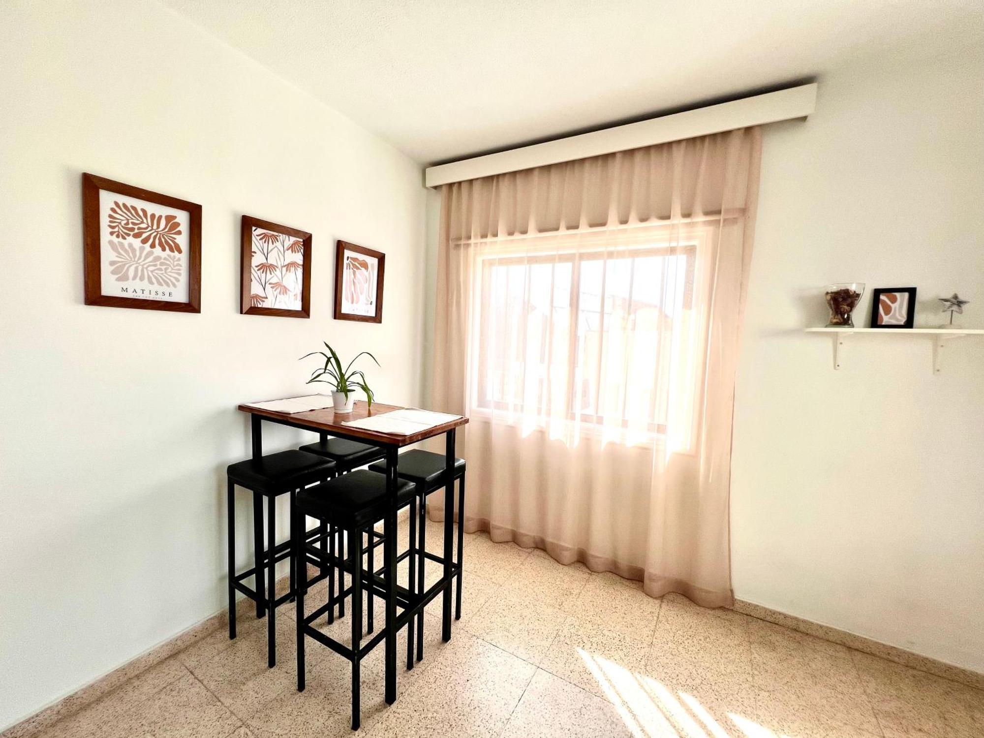 Apt On The Street Of Bars&nightclubs In 11 Apartment *