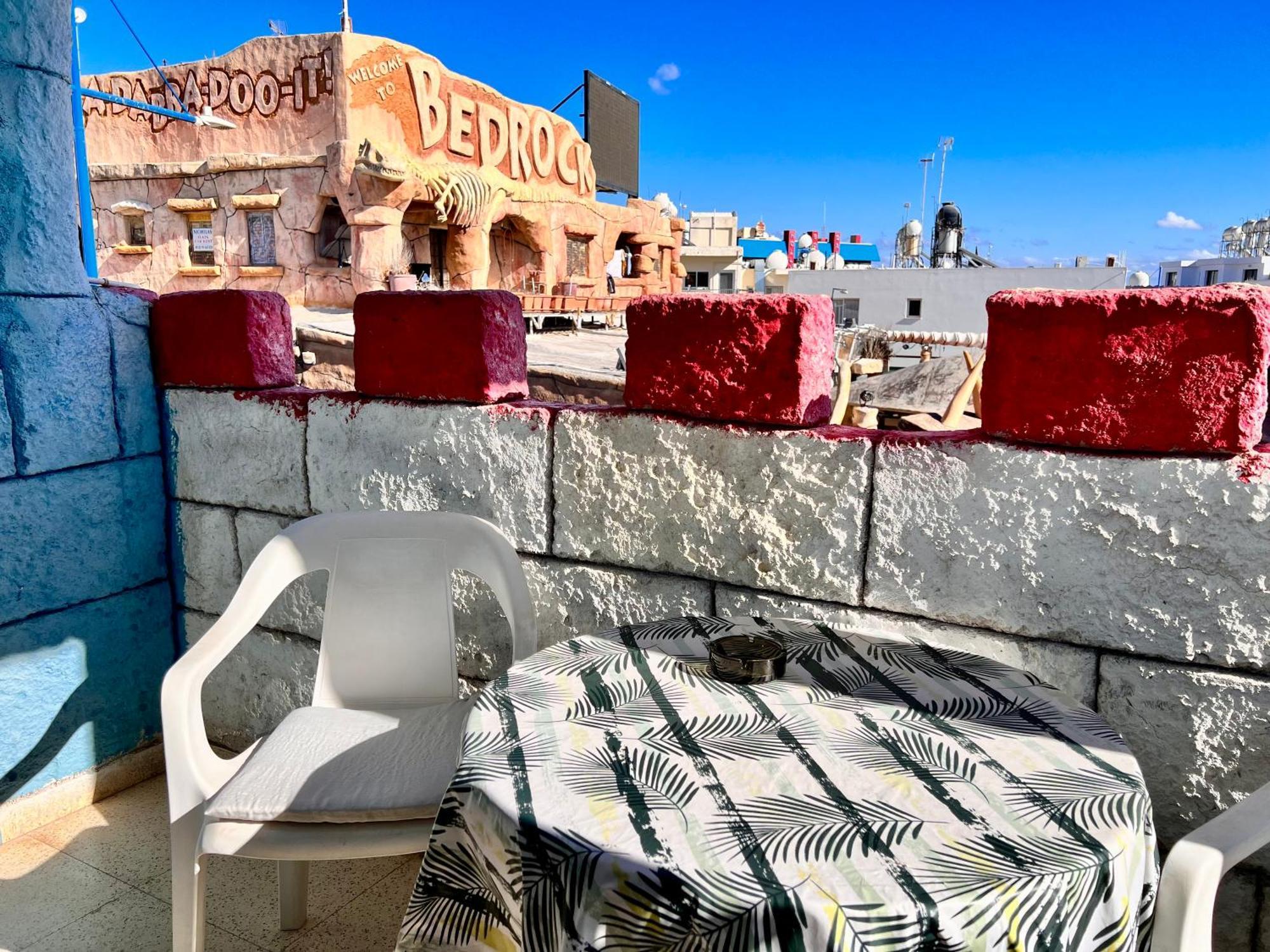 Apt On The Street Of Bars&nightclubs In 11 Apartment *