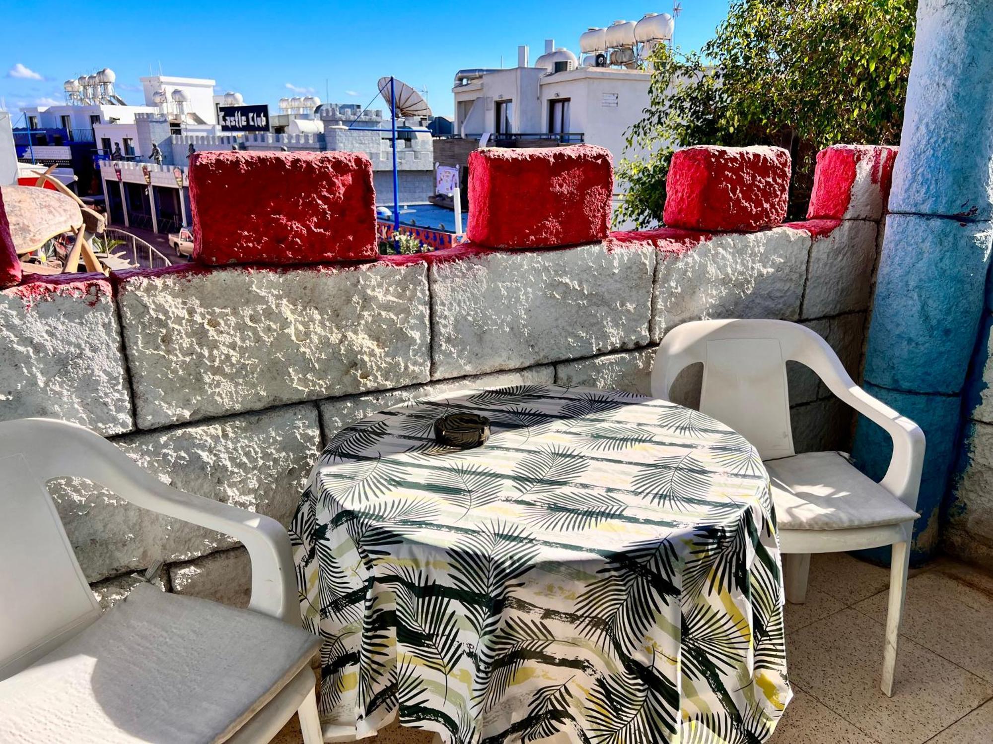 Apartment Apt On The Street Of Bars&nightclubs In 11 *