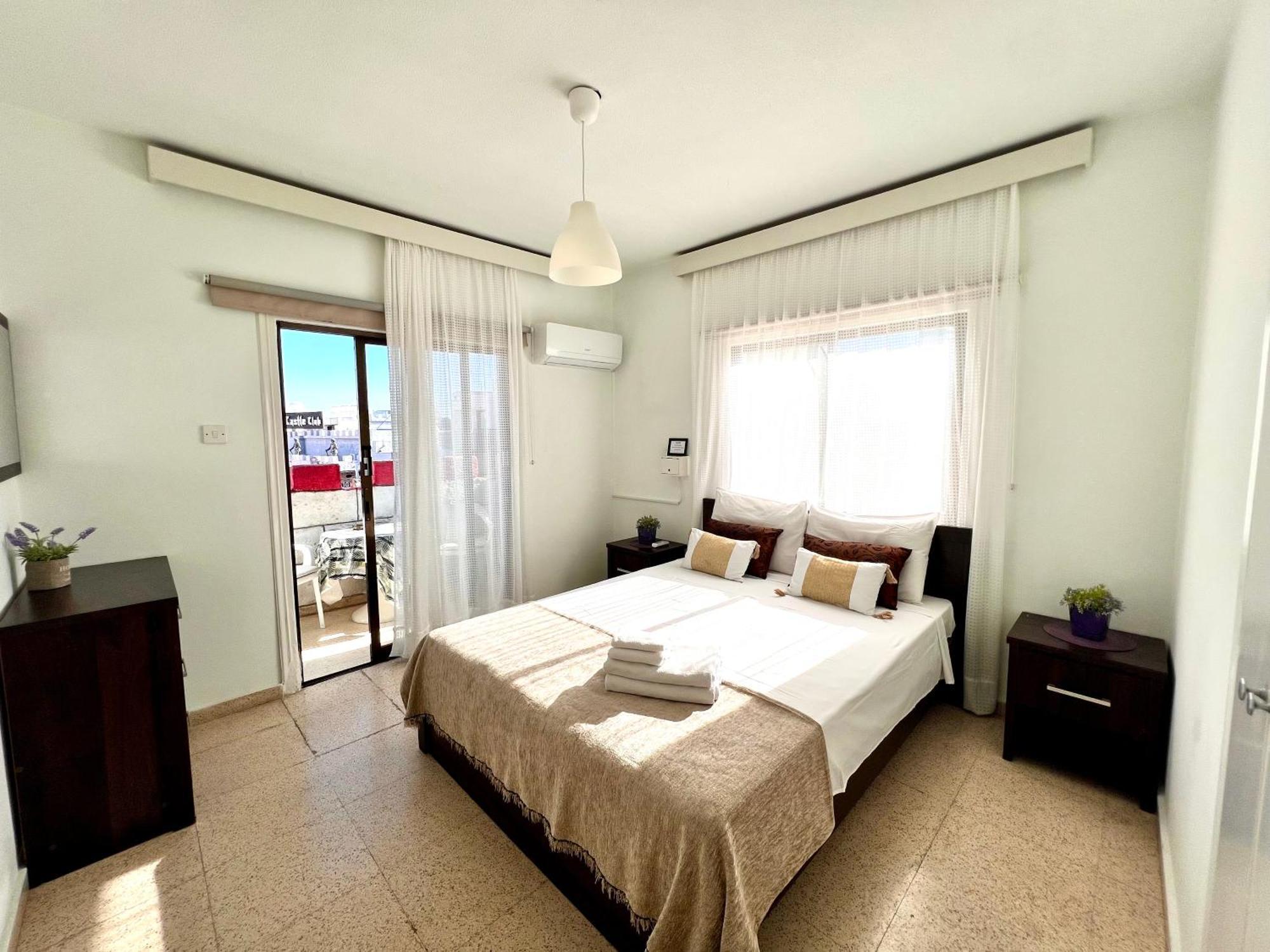 Apt On The Street Of Bars&nightclubs In 11 Apartment *
