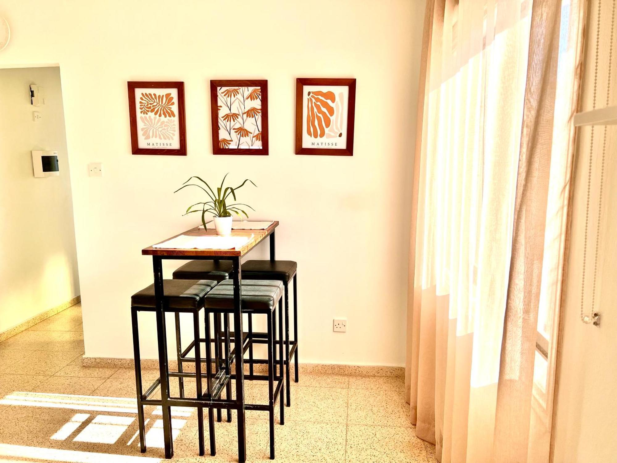 Apt On The Street Of Bars&nightclubs In 11 Apartment *