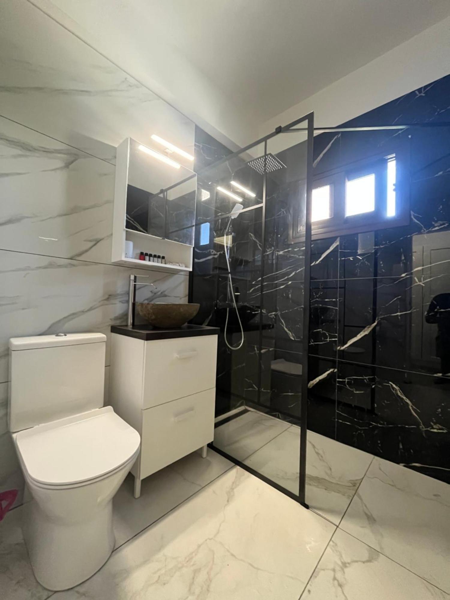Serenityone - Centrally Located One Bedroom *