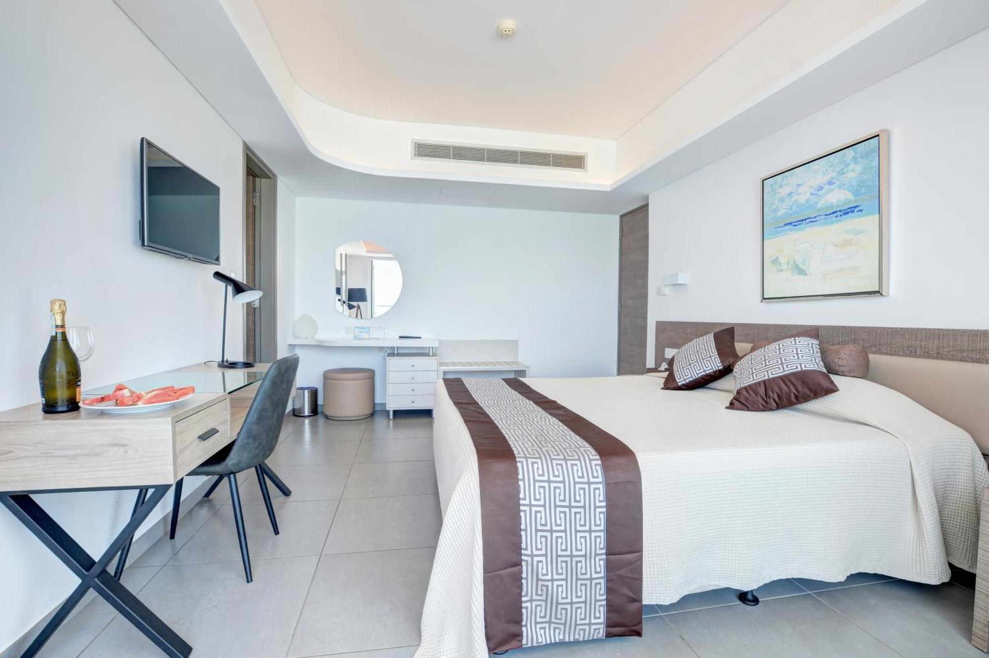 Vassos Nissi & Hotel 4*
