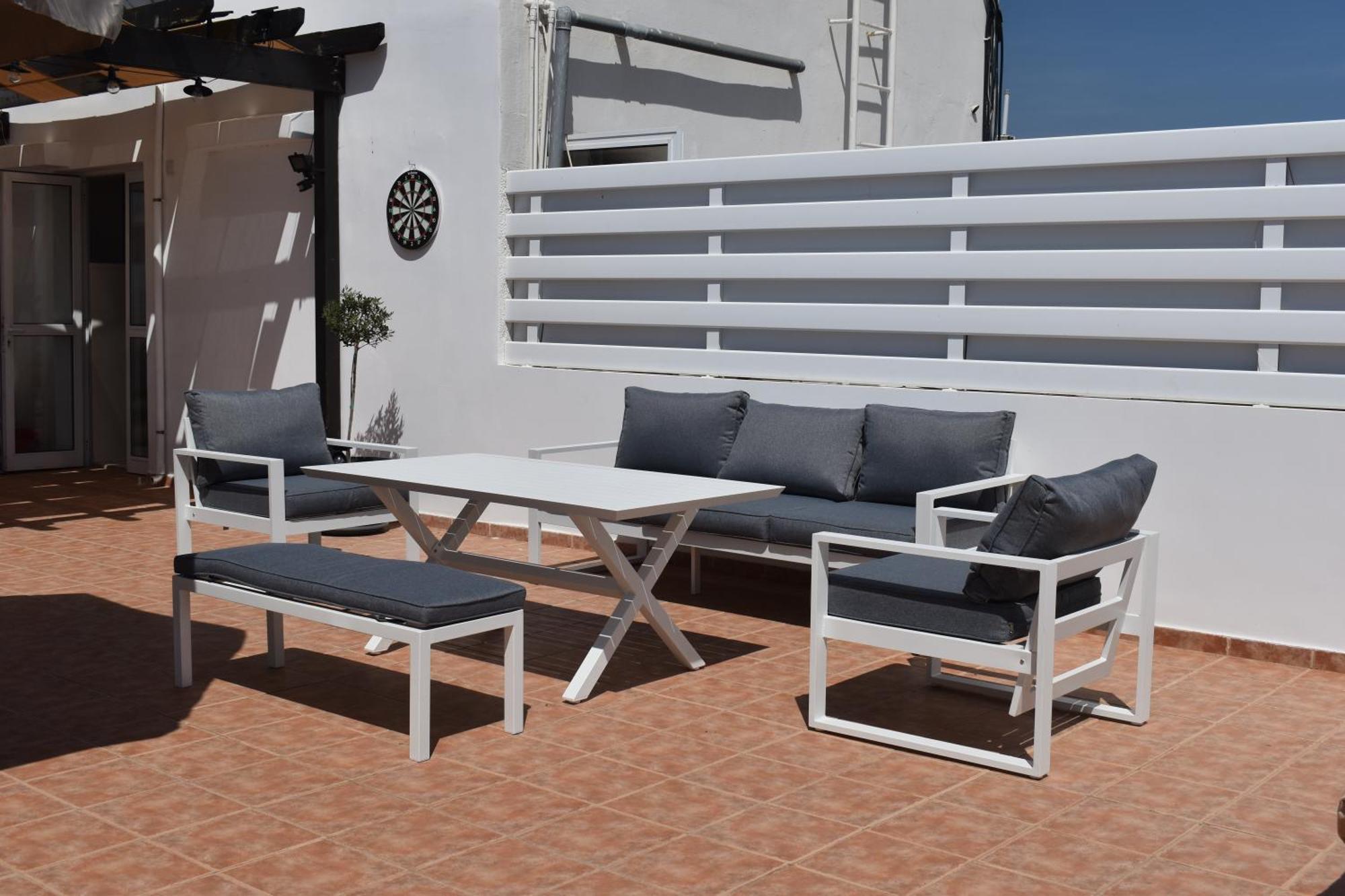Sunny Rooftop In 91sqm Terrace Delight!