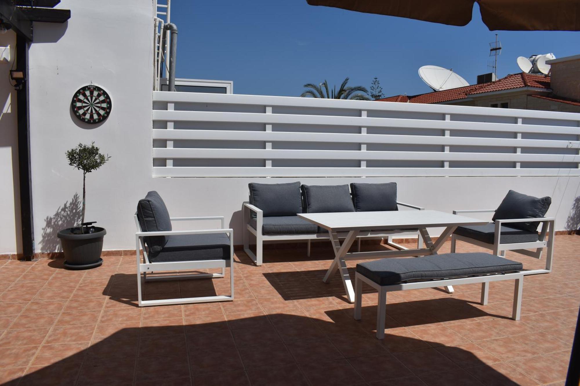 Sunny Rooftop In 91sqm Terrace Delight! *