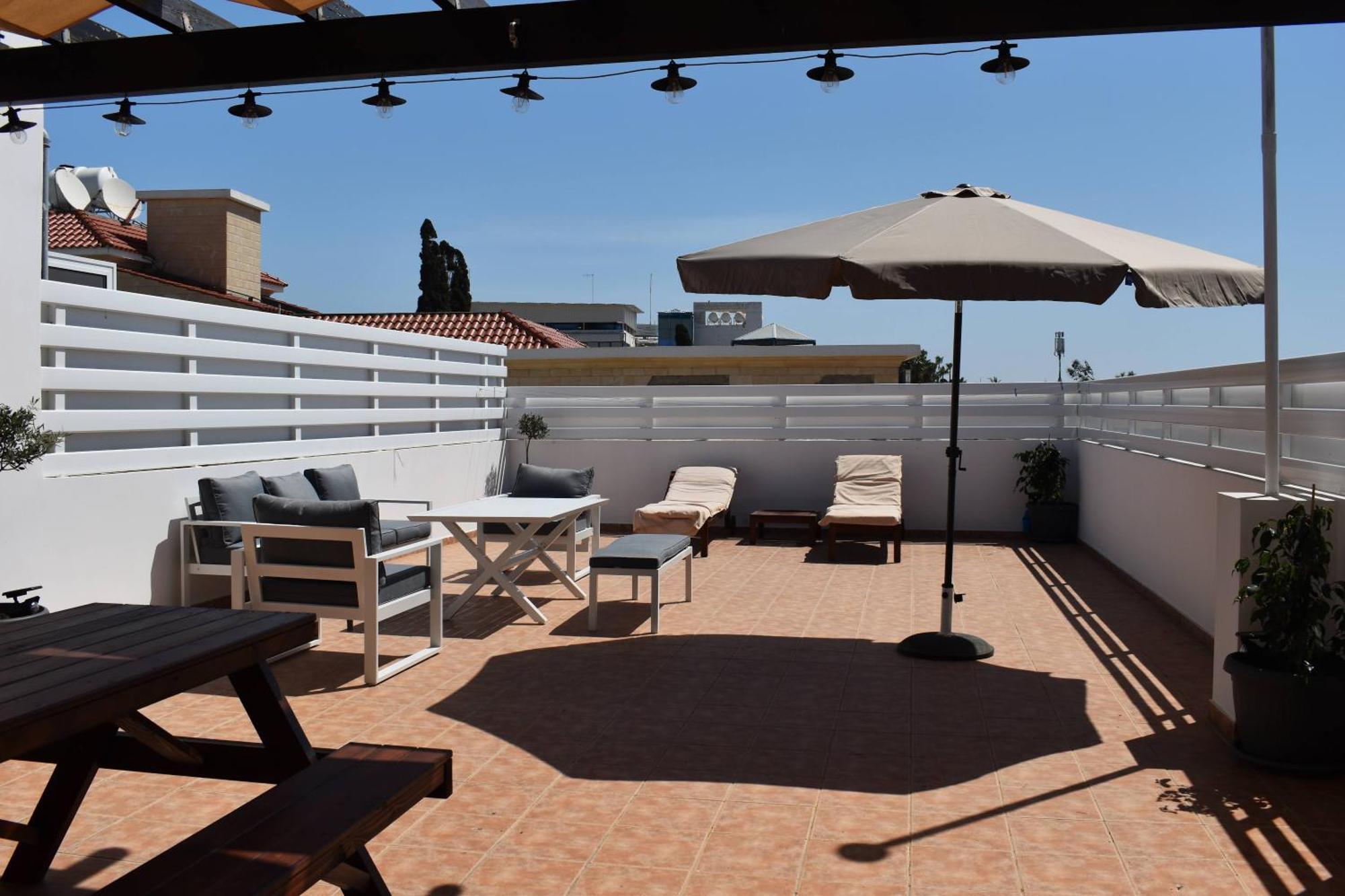 Sunny Rooftop In 91sqm Terrace Delight! Apartment