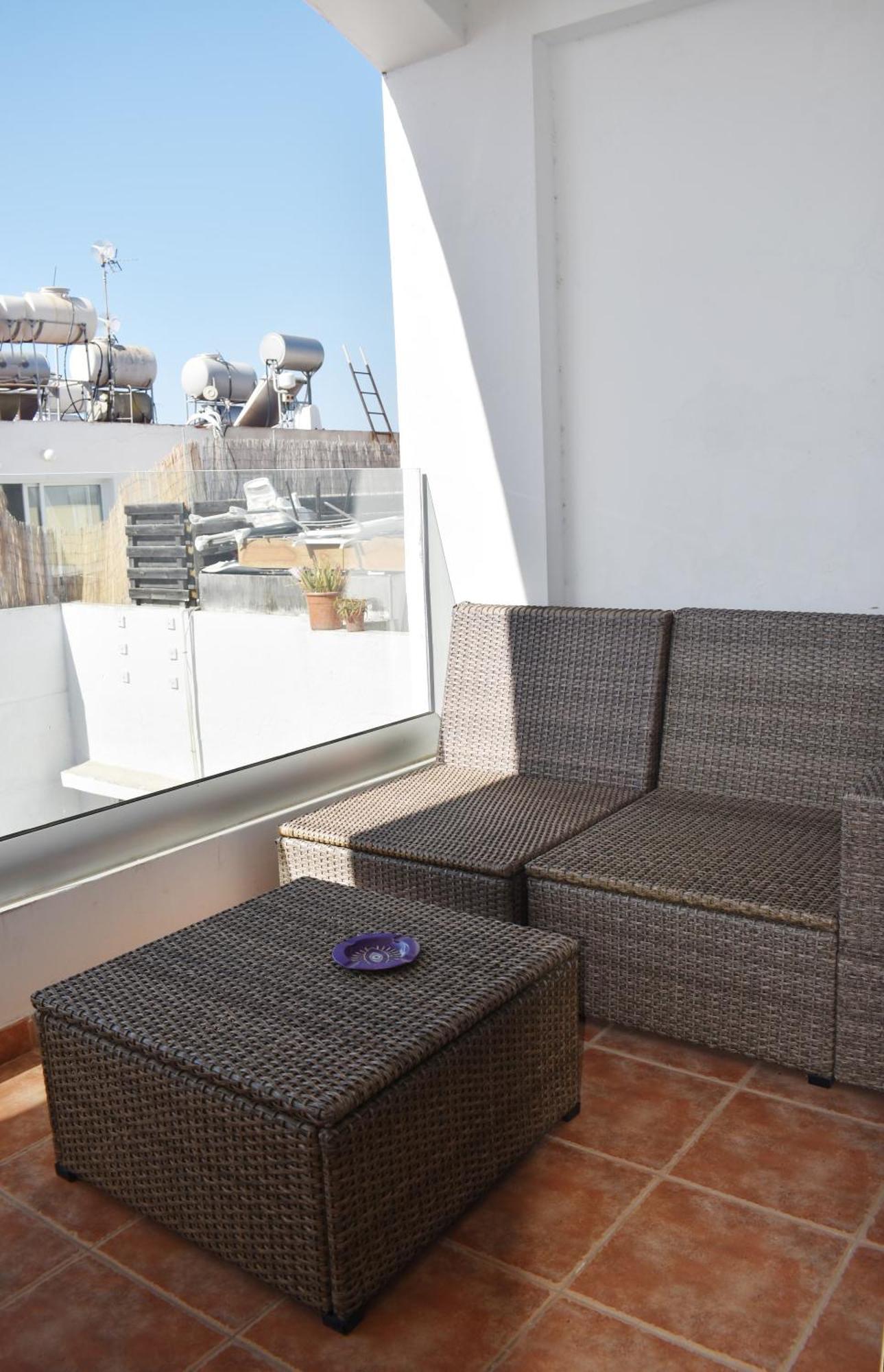 Apartment Sunny Rooftop In 91sqm Terrace Delight!