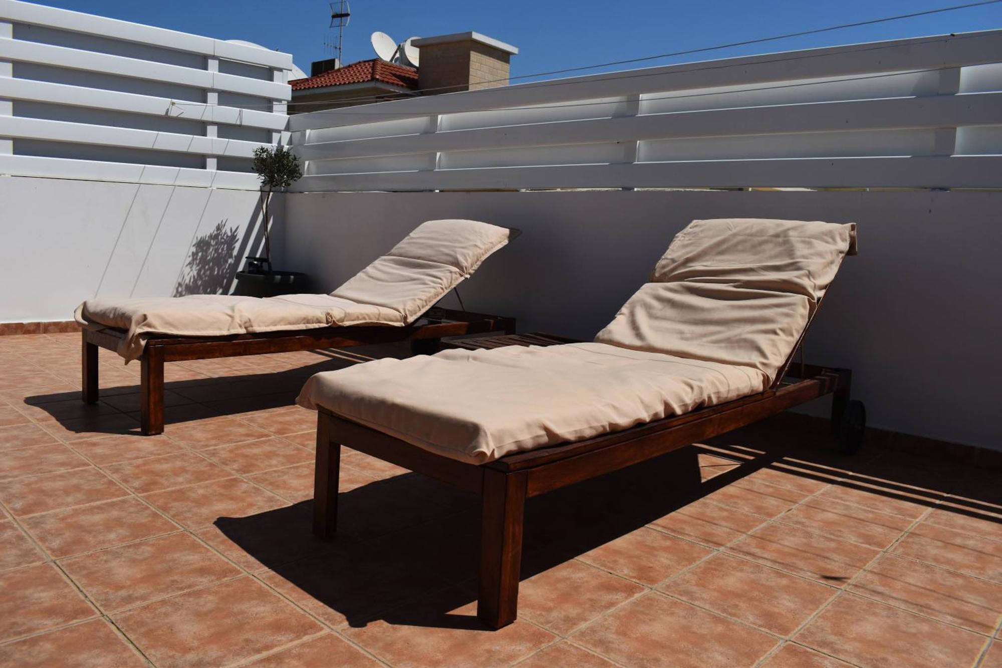 Apartment Sunny Rooftop In 91sqm Terrace Delight! *